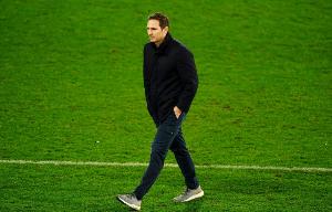 华体会HTH-兰帕德本轮英冠终场哨响后被罚下，记者：他好像对裁判说了什么